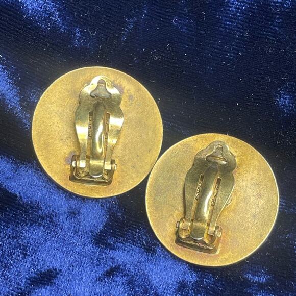 Chanel brass clip on earrings with black center and double CC - Picture 2 of 3